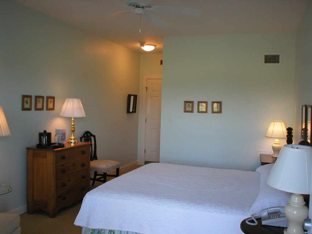 Ned'S Landing At Spry Point Hotel Little Pond Exterior photo